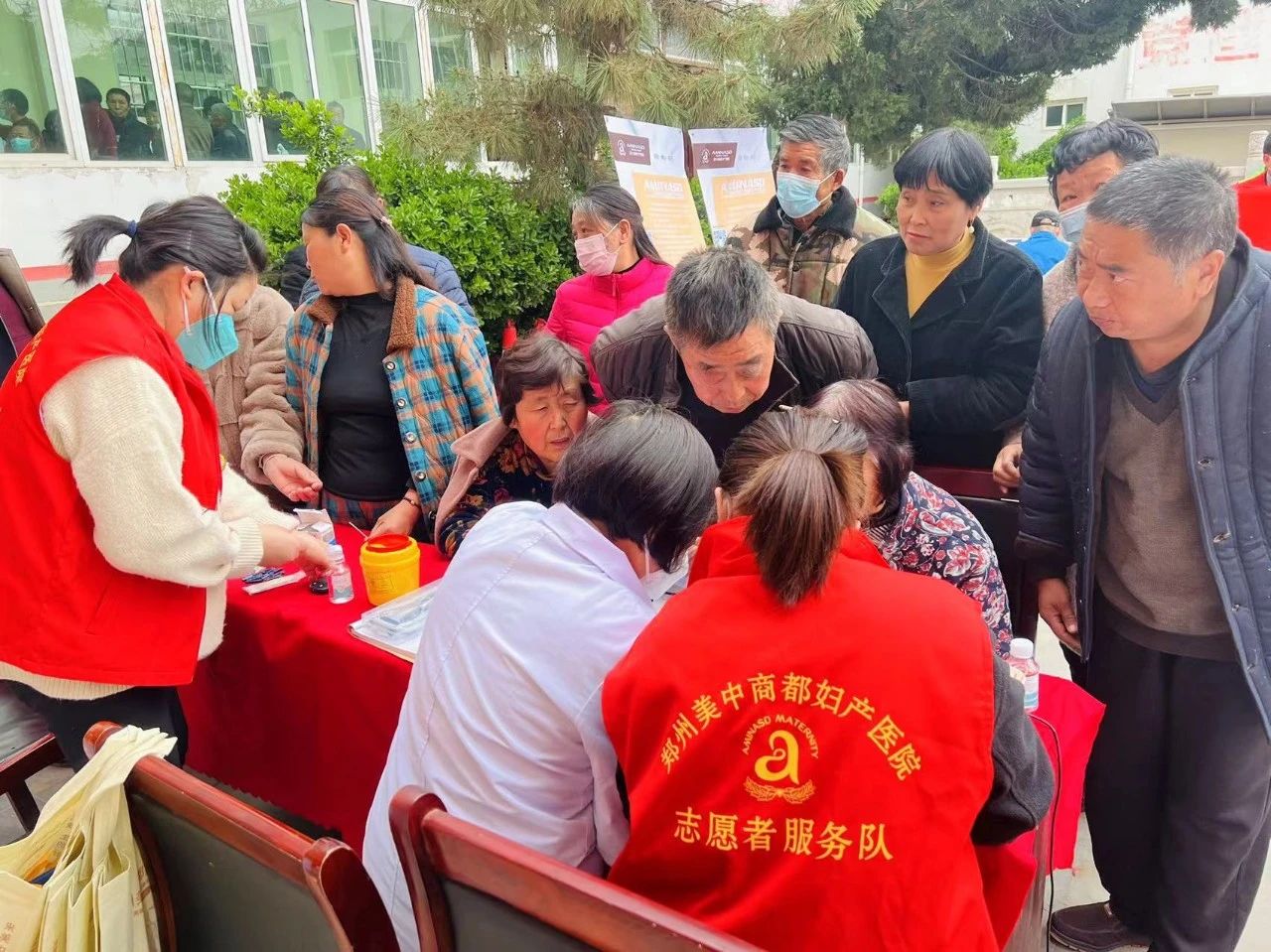 中共郑州美中商都妇产医院党支部党员志愿者走进垌头村